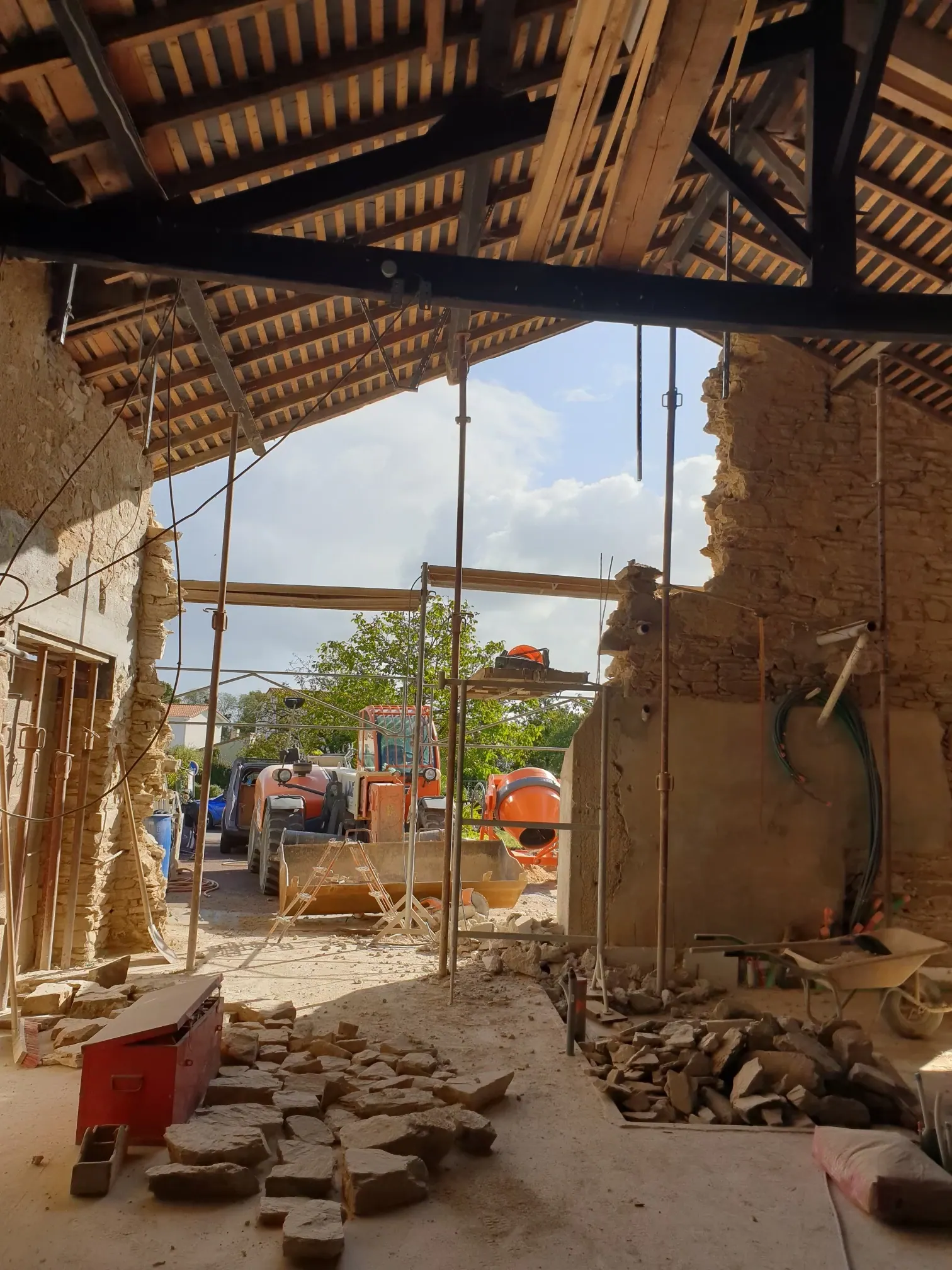 Démolition intérieure, vue à travers les murs en pierre